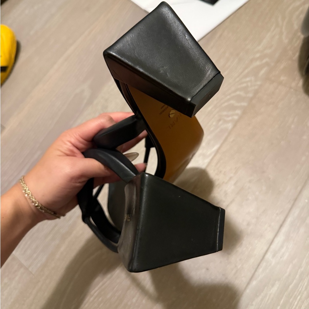 Frame Denim Black Strappy Block Heel Sandals - Picture 2 of 3